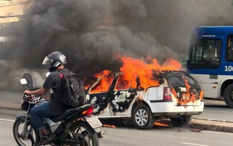 Carro pega fogo na Avenida Paralela em Salvador