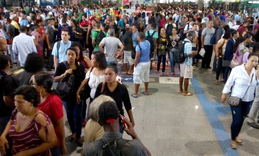 Pane no Metrô de Salvador interrompe Linha 1 e gera confusões nas estações; veja vídeos