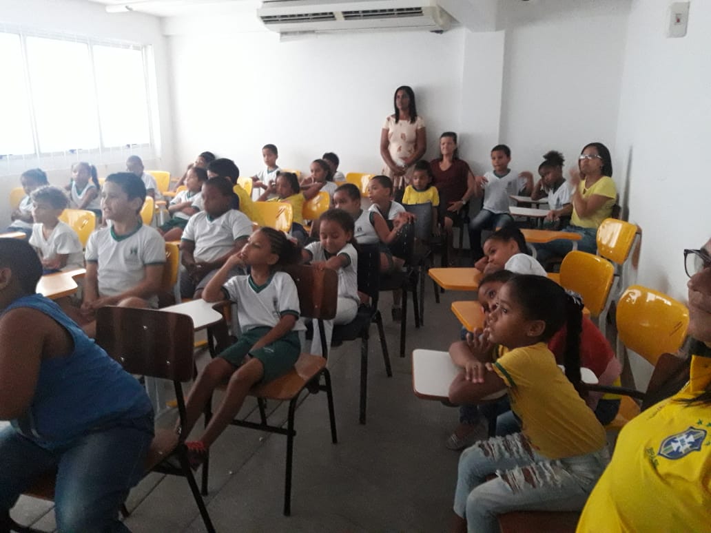 Estudantes de escolas de Simões Filho assiste filmes em comemoração ao Dia do Cinema
