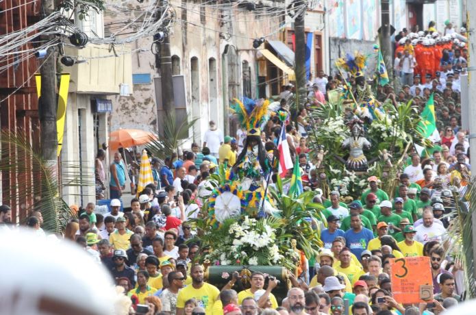Milhares de pessoas se reúnem na festa da Independência da Bahia