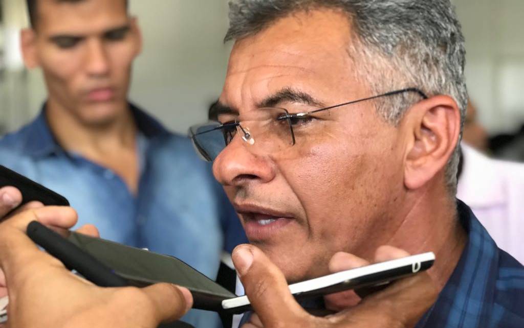 Simões Filho: Dinha corta gratificações e reduz salários, mas ele continuará ganhando mais de R$ 20 mil