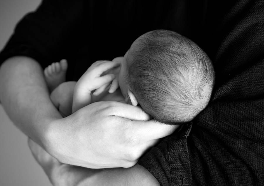 Bebê recém-nascido é roubado dos braços da mãe em Salvador