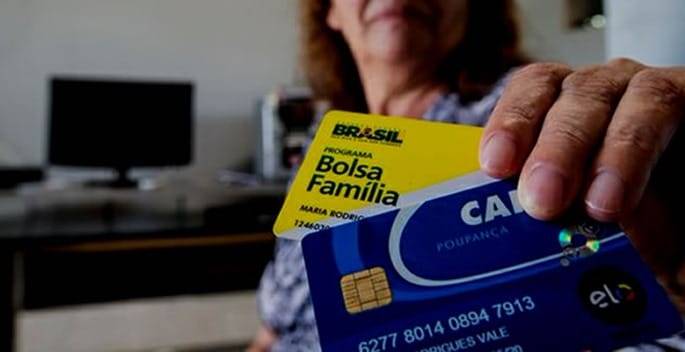 Bolsa Família e Poupança CAIXA: cartão faz compras, depósitos, transferências e muito mais