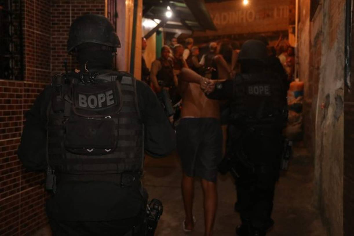 Bope prende 10 traficantes e libera seis reféns em Salvador