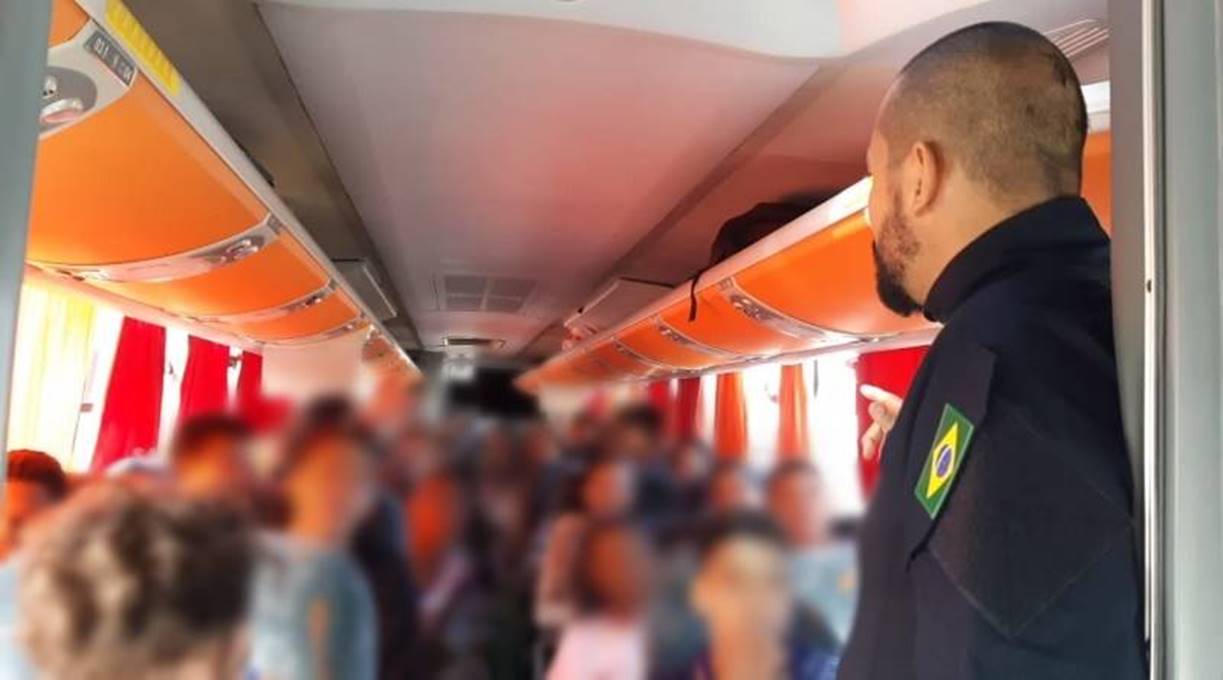 Em Simões Filho (BA), PRF flagra ônibus escolar com excesso de passageiros