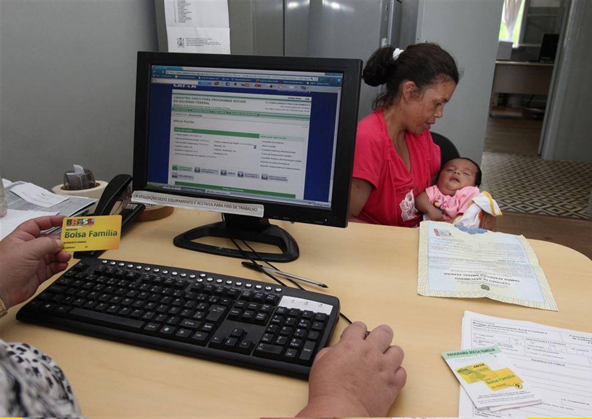 Famílias do Bolsa Família podem acumular benefícios e receber R$ 372 por mês; entenda