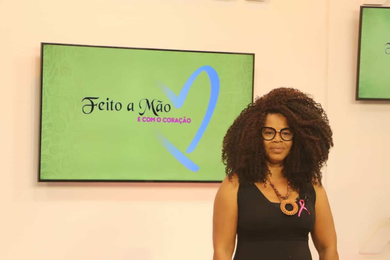 Moradora de Simões Filho 'vira' apresentadora de programa pela TV Aratu; assista!
