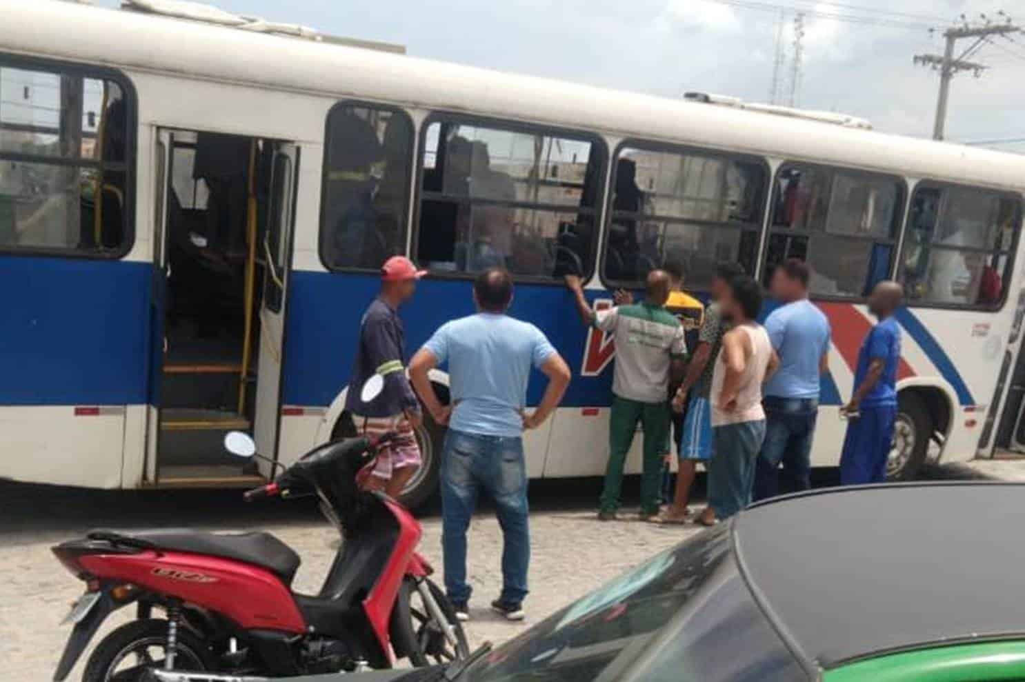 Tiroteio em ônibus que fazia a linha Simões Filho x Candeias deixa um morto e dois feridos; Vídeo