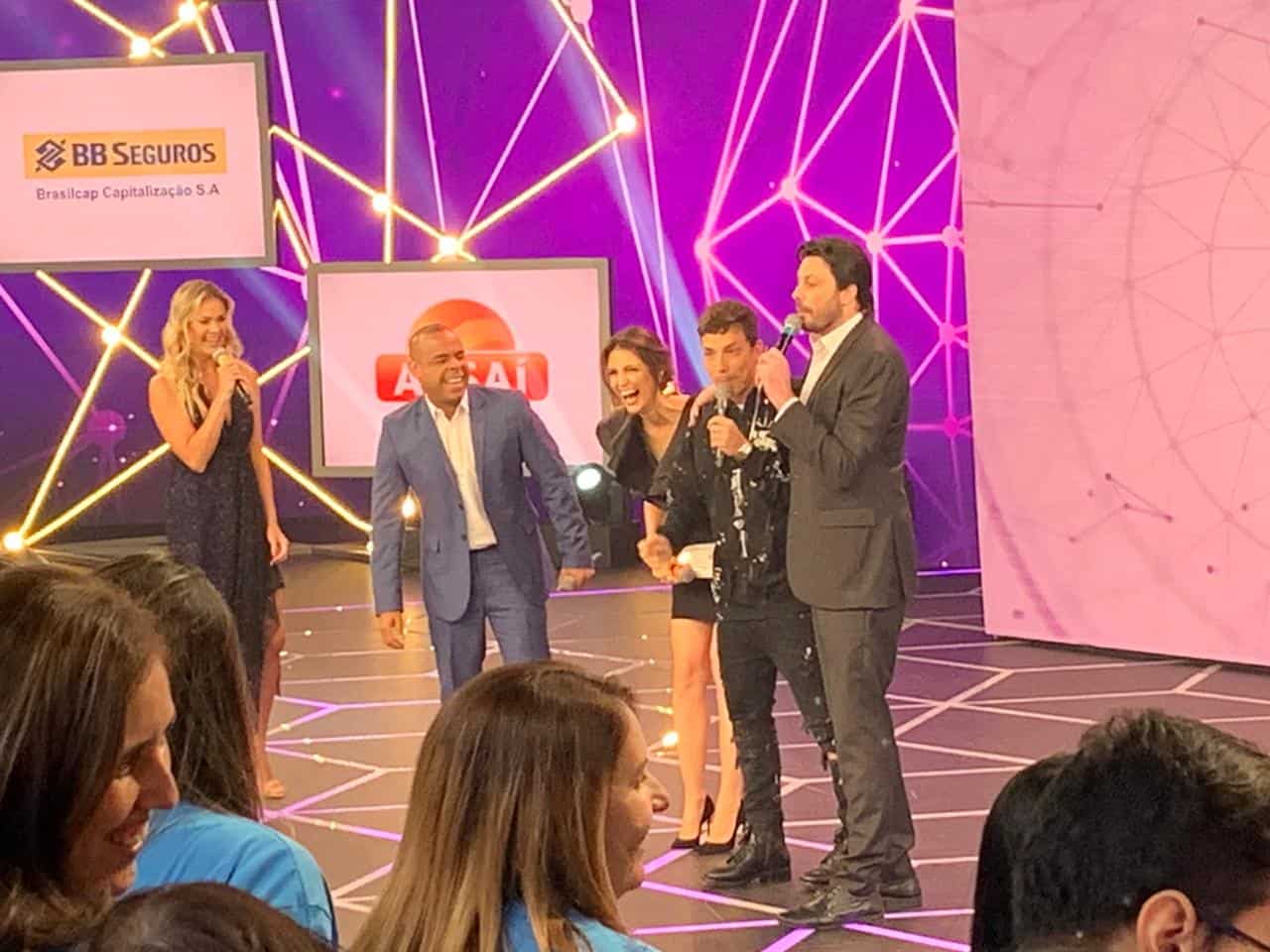 Alex Lopes divide palco com Thais Pacholek, Danilo Gentili e Cris Flores no Teleton 2019