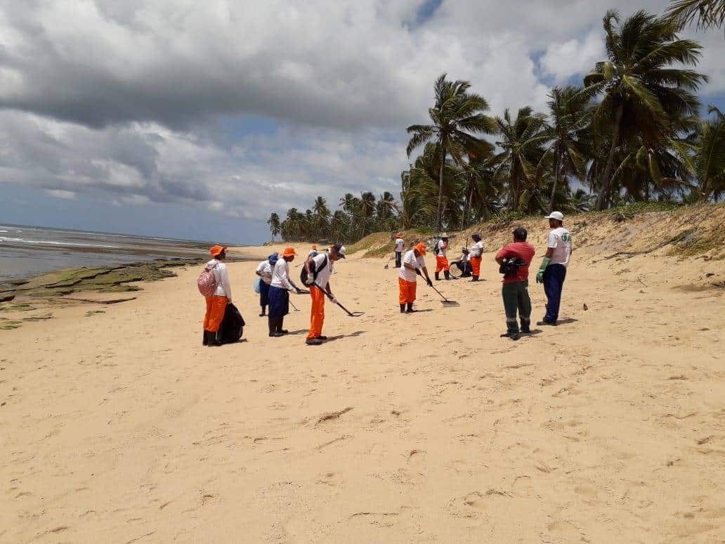 Nativos de Praia do Forte celebram retirada de mais de 20 toneladas de óleo
