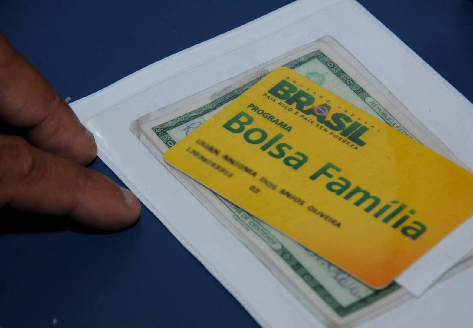 Bolsa Família pode ser unificado ao abono salarial e salário-família