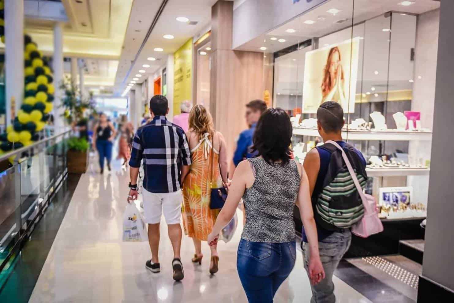 Pessoas Caminhando no Shopping
