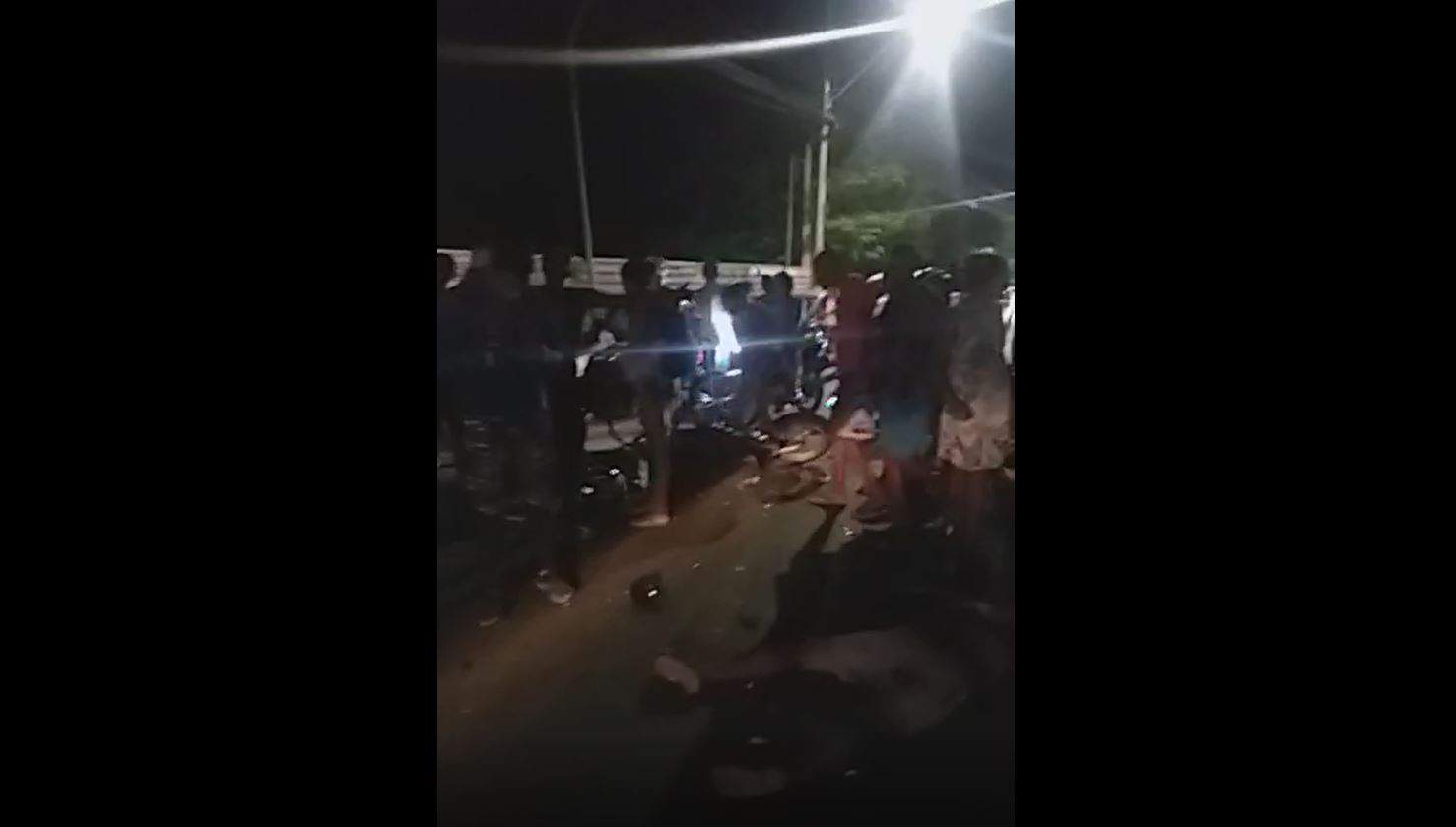 Duas motos batem de frente e três pessoas ficam gravemente feridas em Simões Filho