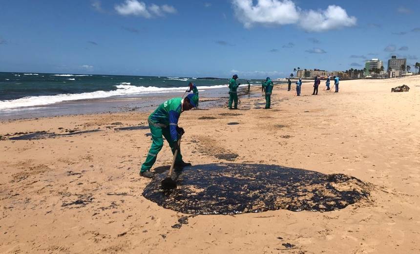 Estado da Bahia cobra medidas do governo federal para conter mancha de óleo
