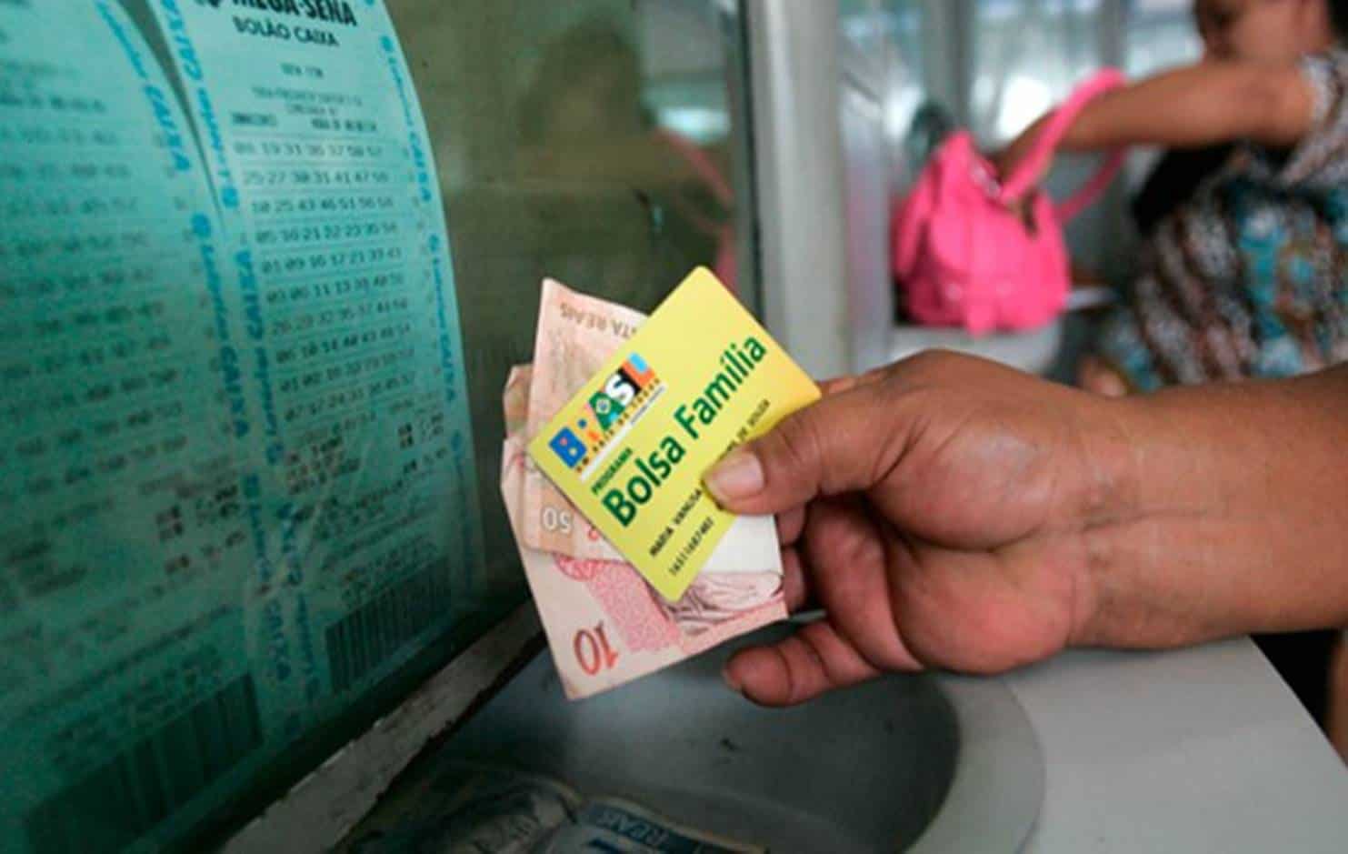 Família do Bolsa Família tem direito a receber novo auxílio de até R$ 1.200: entenda