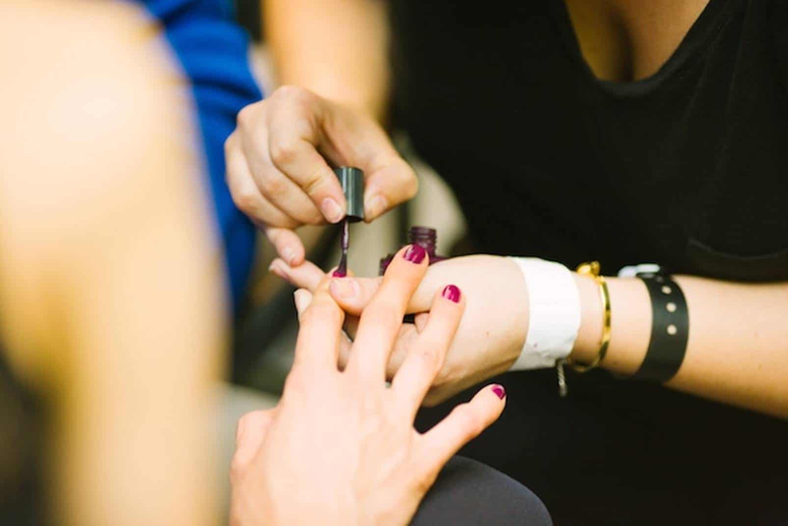 Confira 6 cursos gratuitos de manicure para fazer online