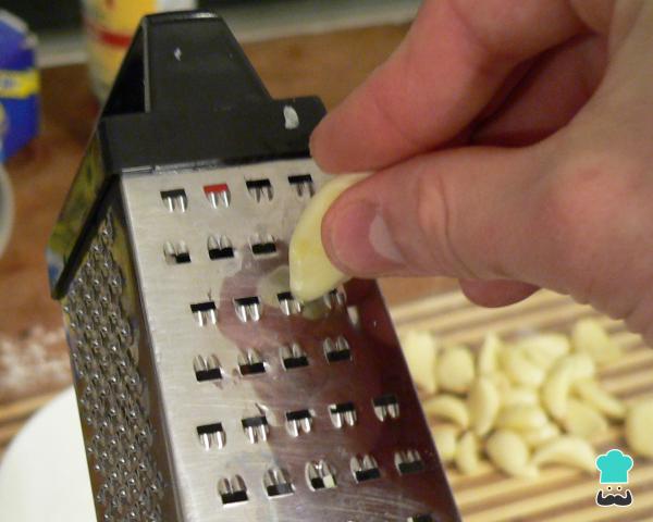 É fácil: Pão de alho caseiro com receita simples fica pronto em 15 minutos