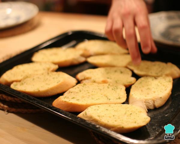 É fácil: Pão de alho caseiro com receita simples fica pronto em 15 minutos