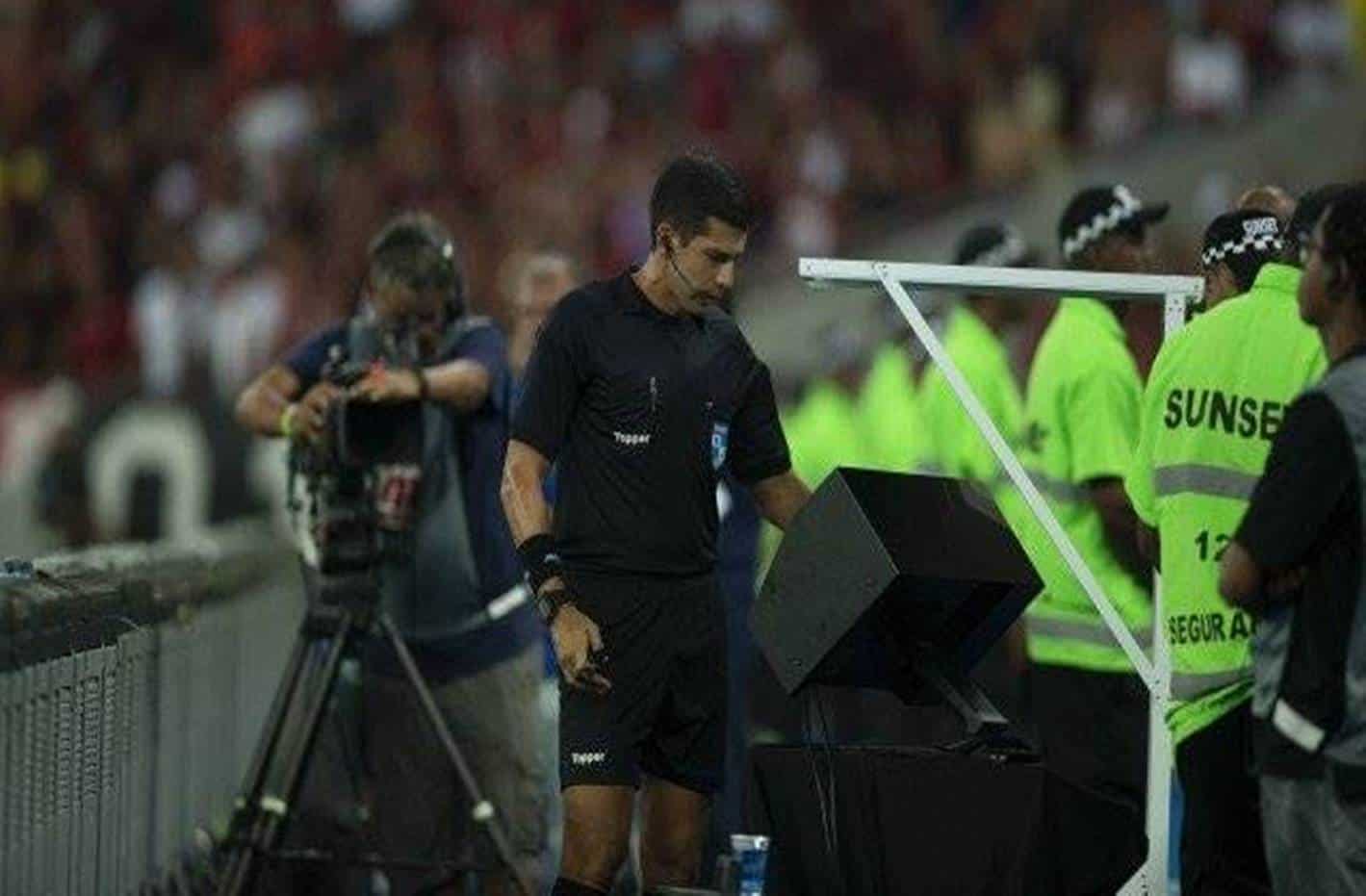 Vereador cria projeto de Lei para proibir árbitro de vídeo em partidas de futebol no Rio de Janeiro