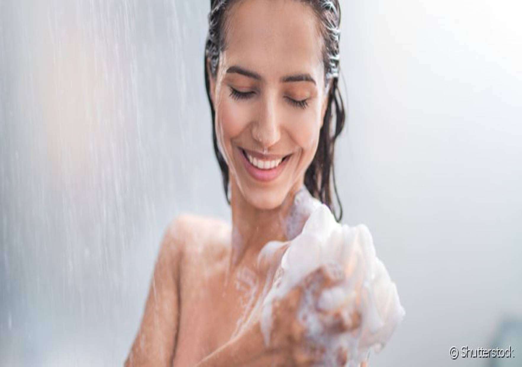 Banho frio faz bem? Os benefícios da gelada no corpo