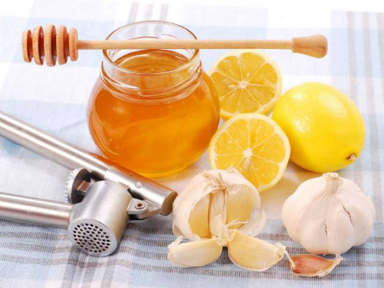 Aprenda as melhores receitas de chá de limão com mel, gengibre ou alho