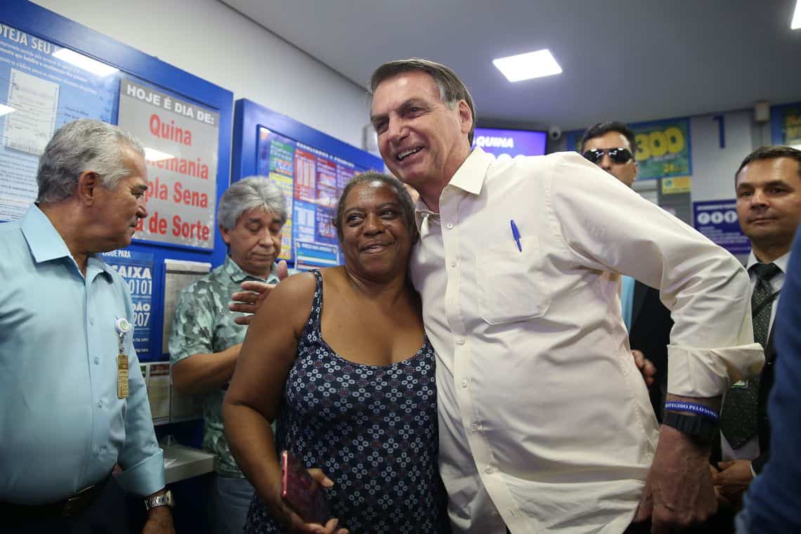 Bolsonaro vai a lotérica para tentar ganhar R$ 300 milhões da Mega-sena da Virada