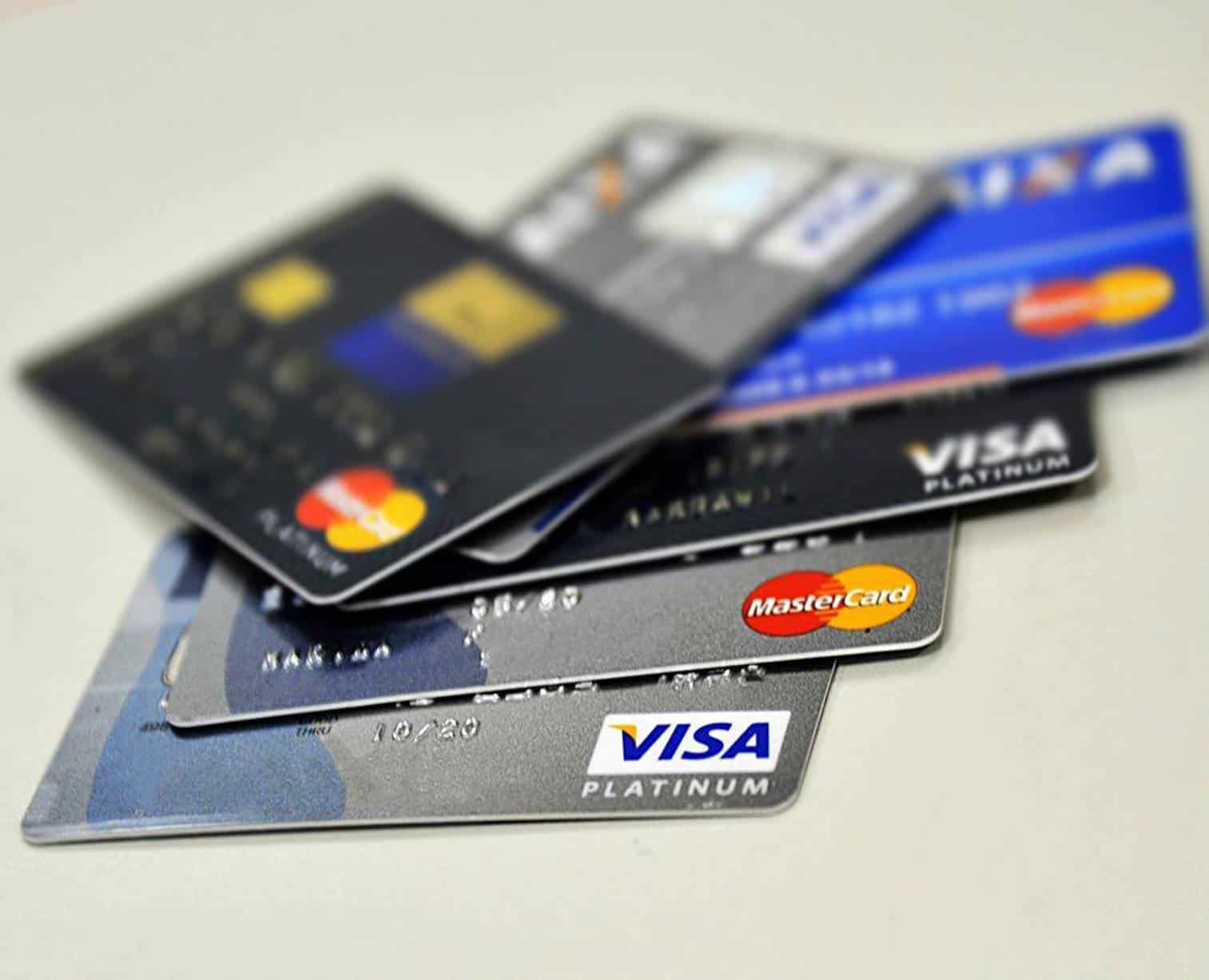 Bancos passam a cobrar dólar do dia da compra com cartão