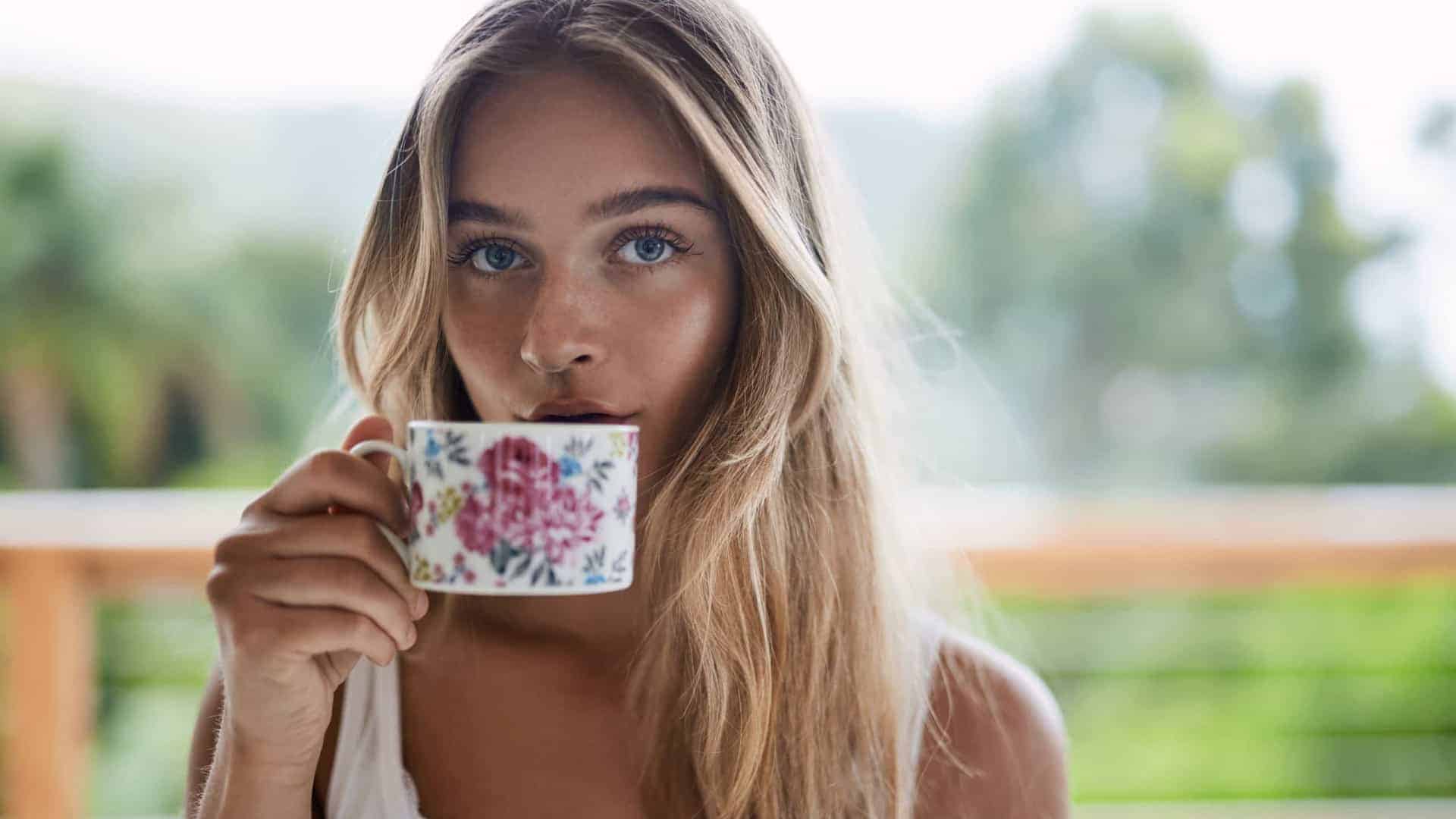 Nova receita de chá potente queima gordura de forma saudável