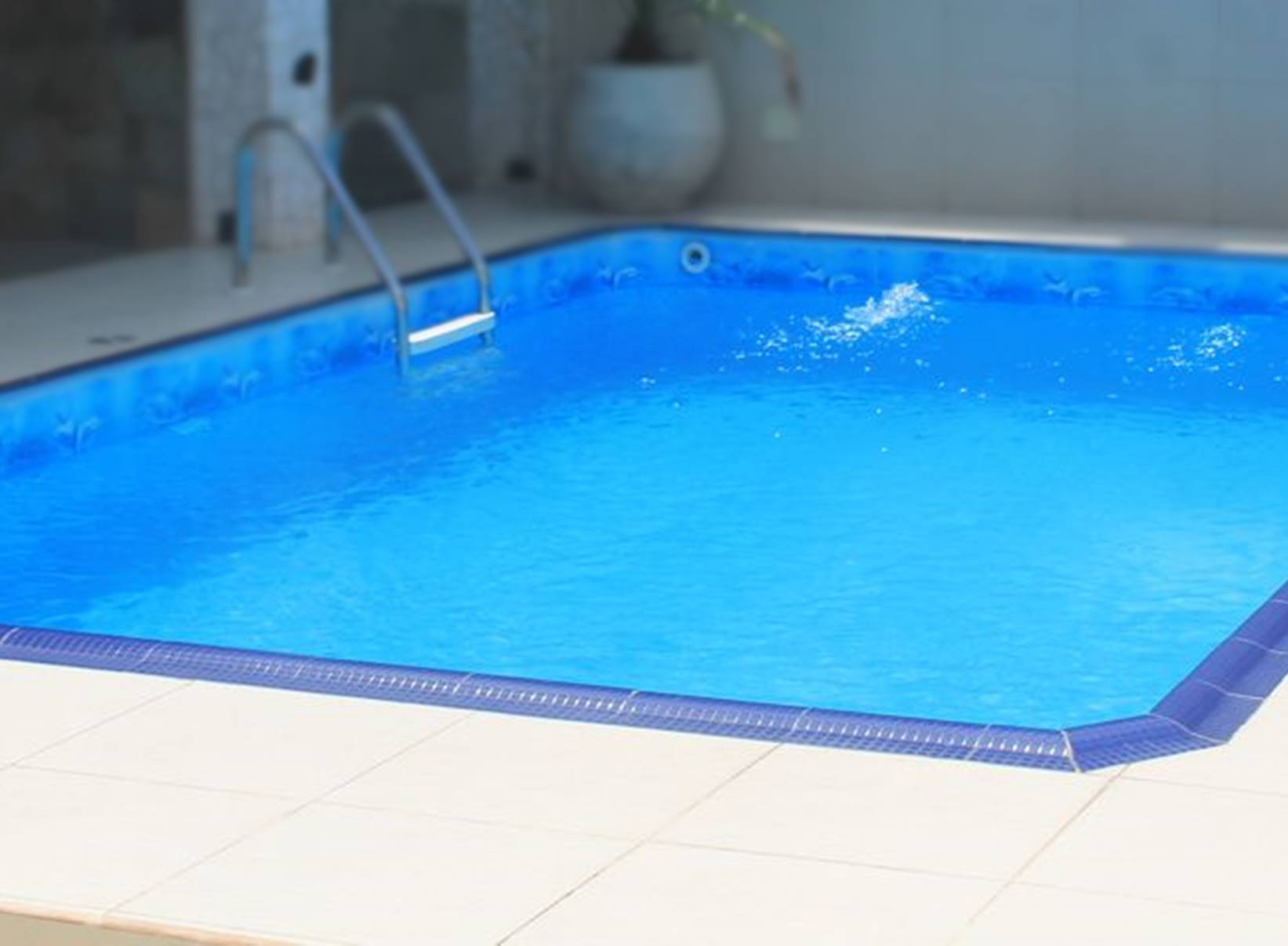 Beneficiários do Bolsa Família moram em casa com piscina