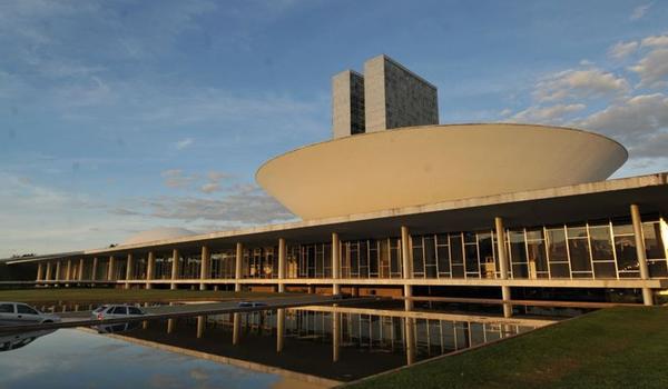Prefeitos se mobilizam em Brasília contra extinção de cidades