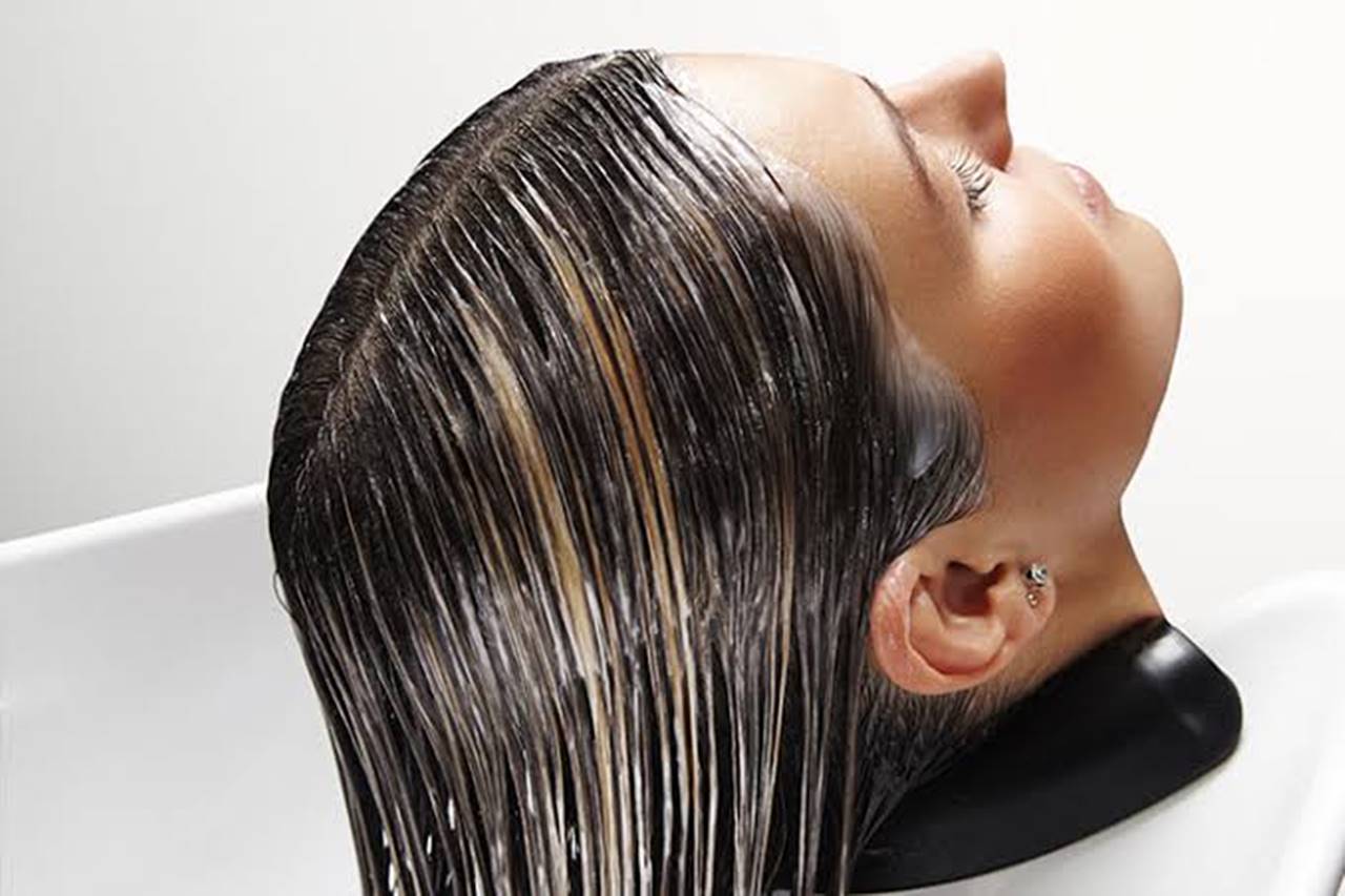 Aprenda a fazer hidratação "desmaia cabelo" em casa - receita simples e eficaz
