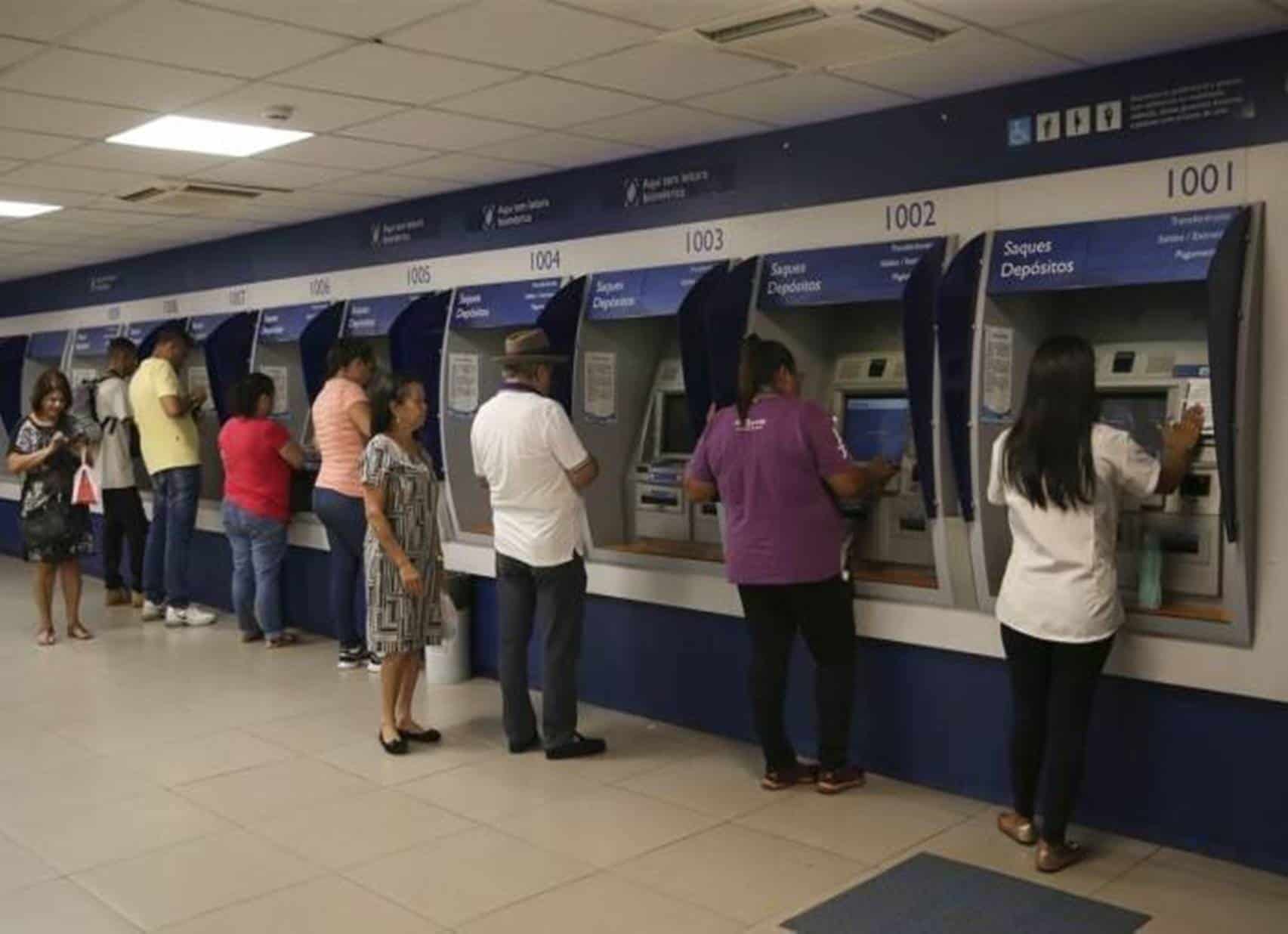 Bancos abrem mais cedo para pagar 13º dos aposentados e pensionistas do INSS