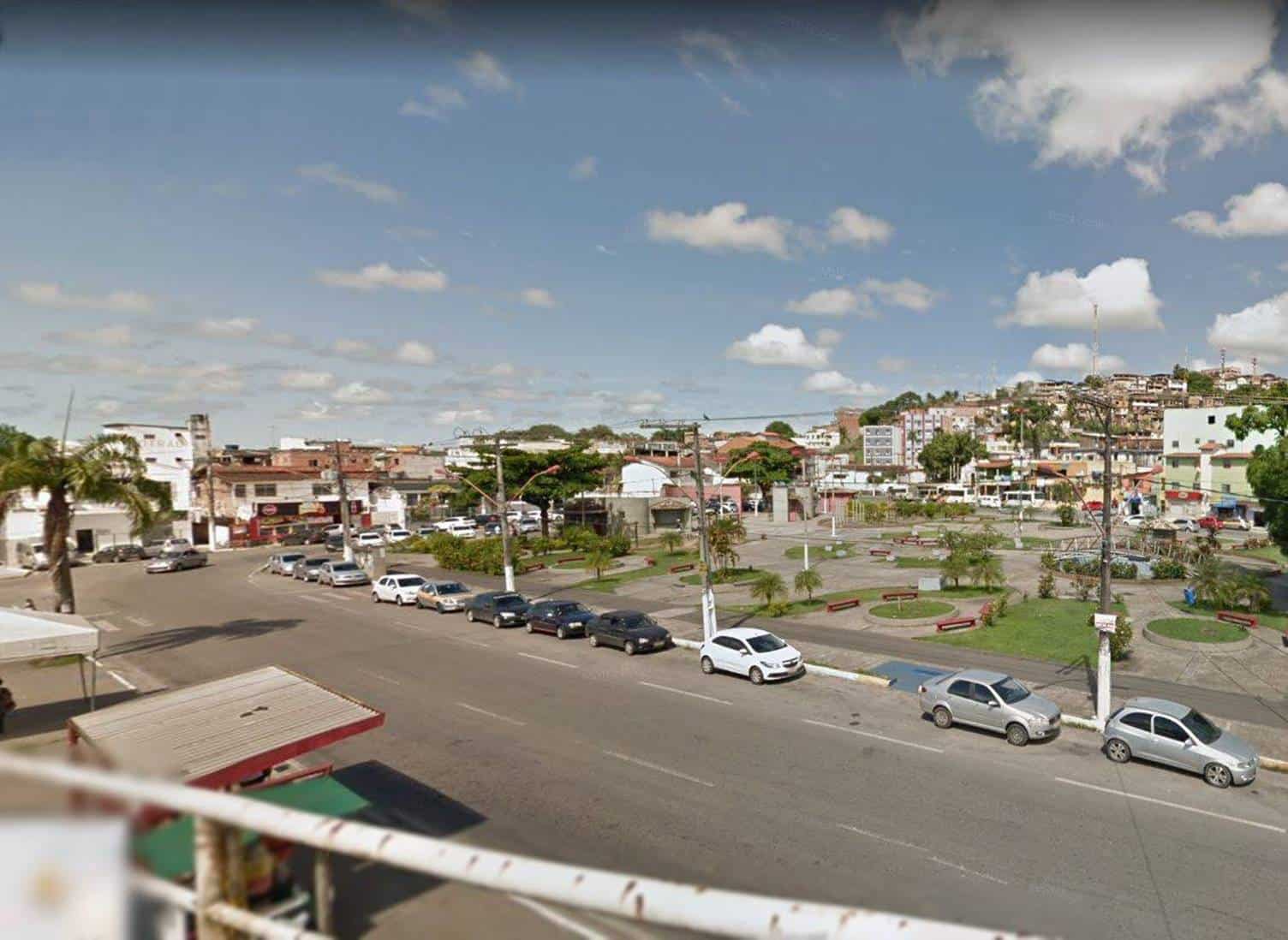 Mulher é encontrada morta em porta-malas de carro no Centro de Simões Filho, na BA.