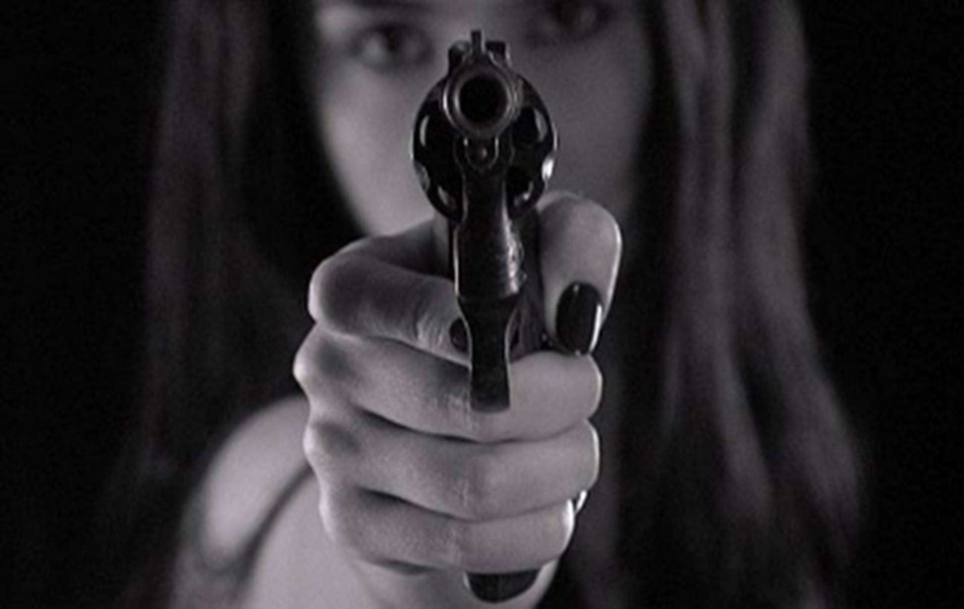 Девушка с пистолетом. Дуло пистолета. Devushka s pistalyetm. Угрожал девушке пистолетом