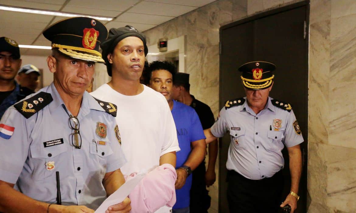 MP investiga se Ronaldinho cometeu outros crimes no Paraguai