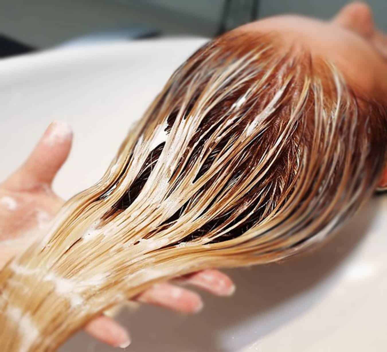 Aprenda a clarear o cabelo em casa com 3 receitas sem química