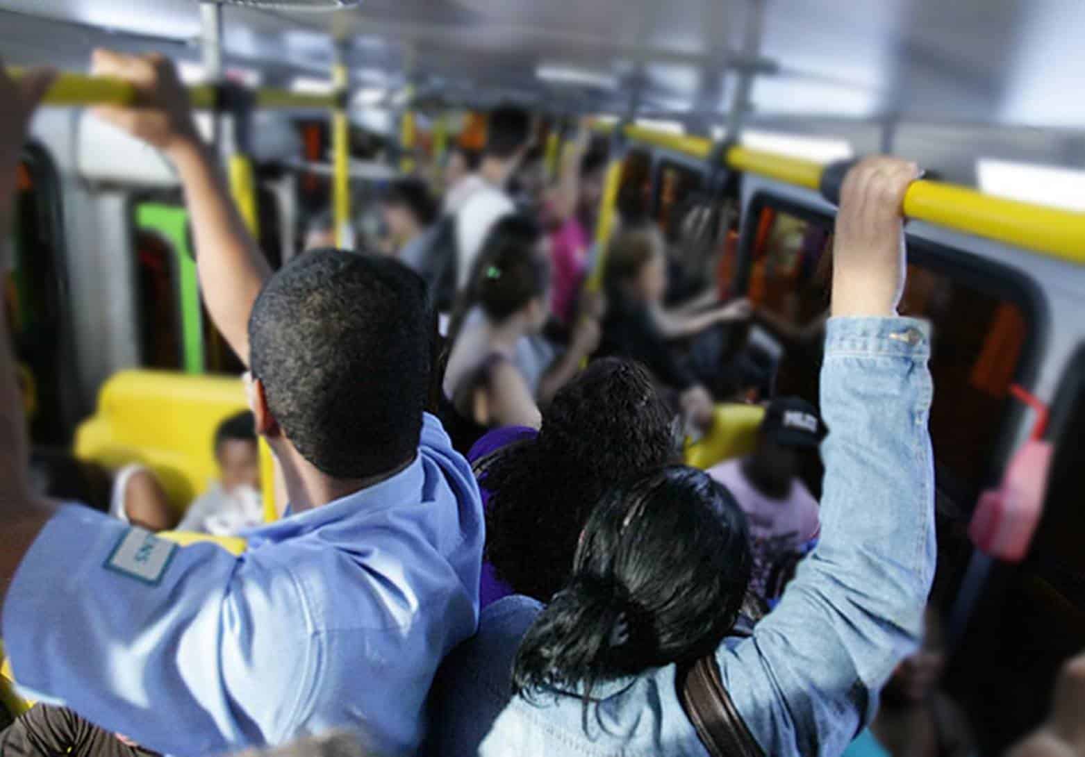Passageiros enfrentam ônibus lotados em meio a pandemia da Covid-19 em Simões Filho, BA