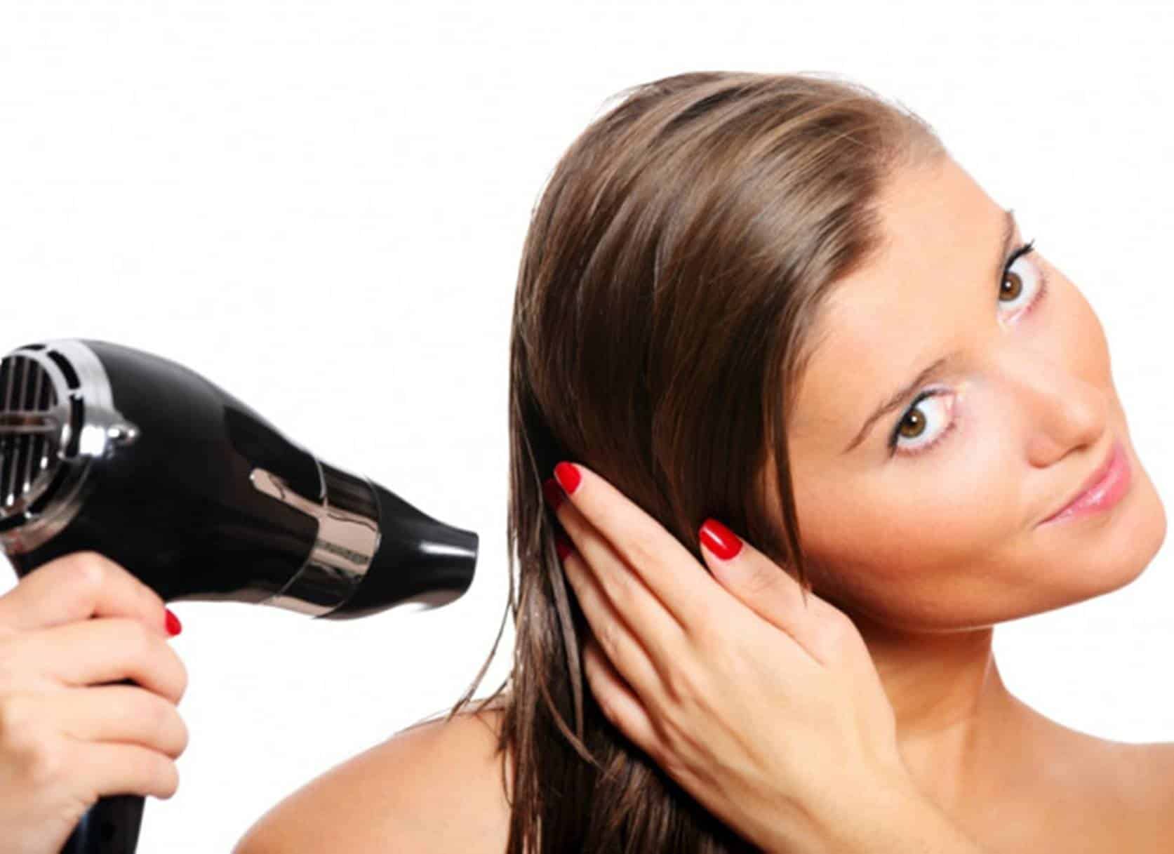 Como secar o cabelo do jeito certo para eliminar o frizz do cabelo de vez