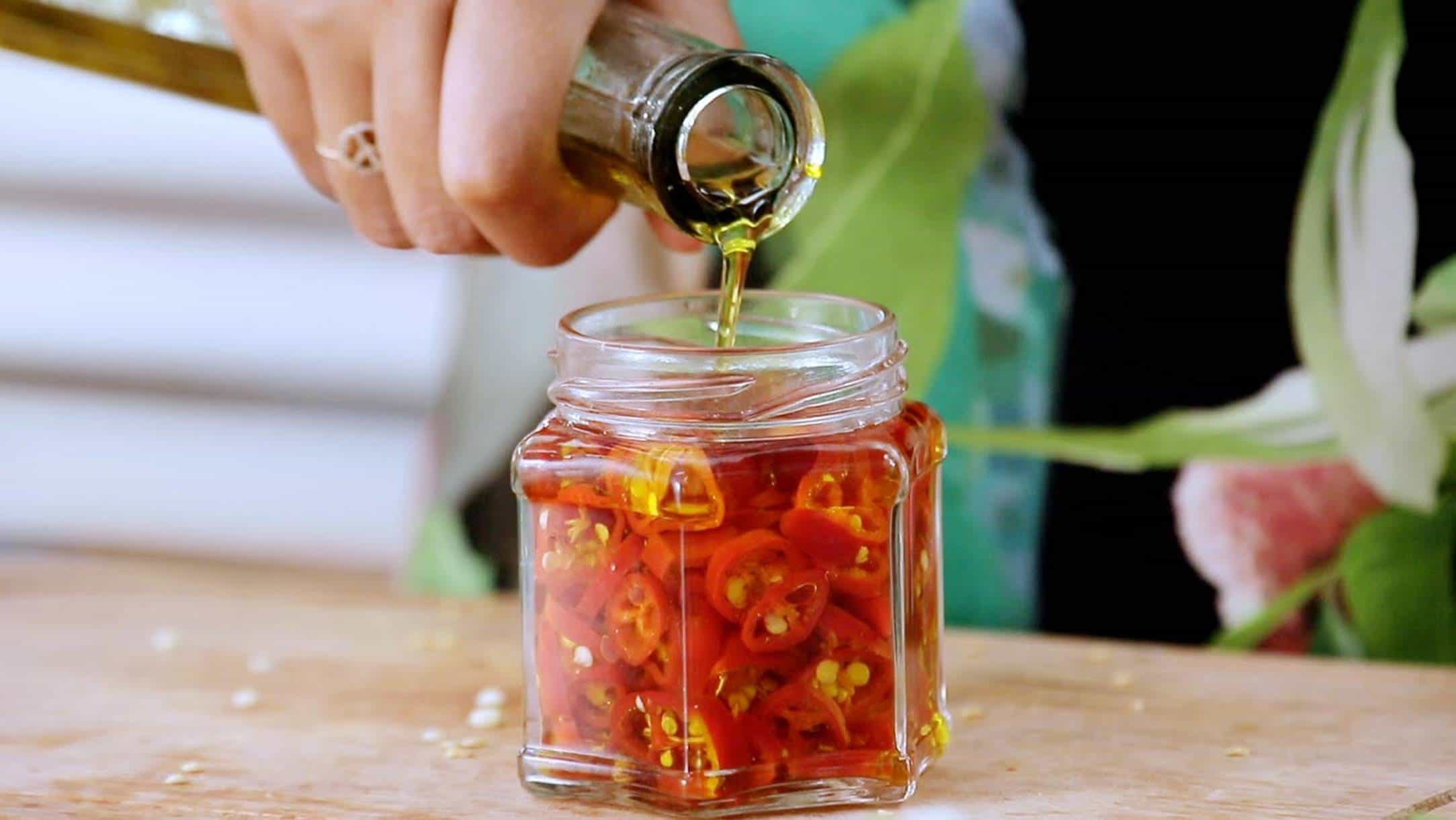 Aprenda a fazer conserva de pimenta com vinagre ou azeite