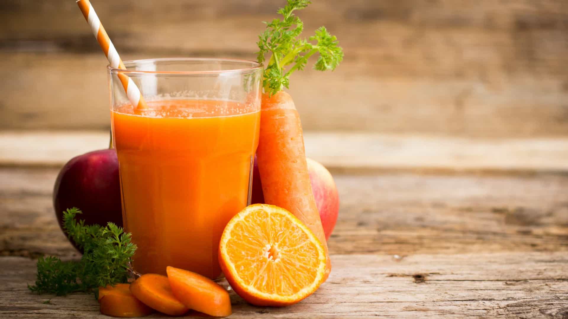 Receita de suco energético de laranja e cenoura - fácil de fazer