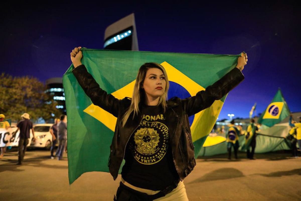 Sara Winter, líder de um grupo de apoio a Jair Bolsonaro, é presa pela PF