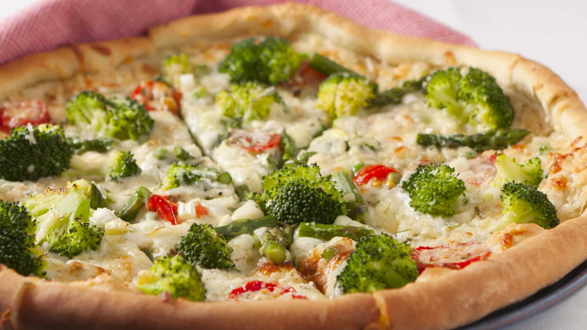 Aprenda fazer essa deliciosa pizza fit de brócolis com queijo