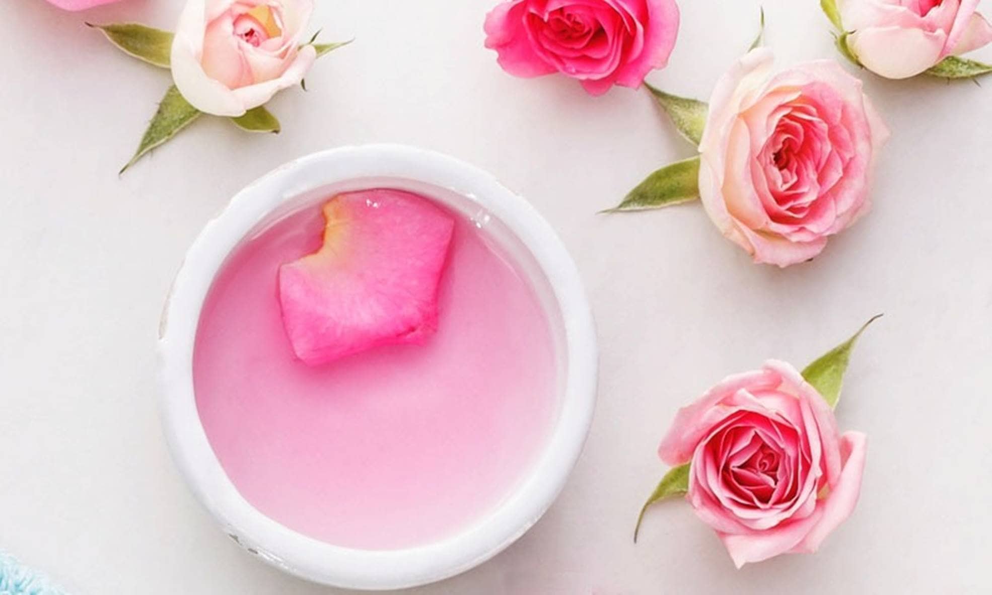 Faça sua água da rosas em casa e aproveite os benefícios para pele e cabelo