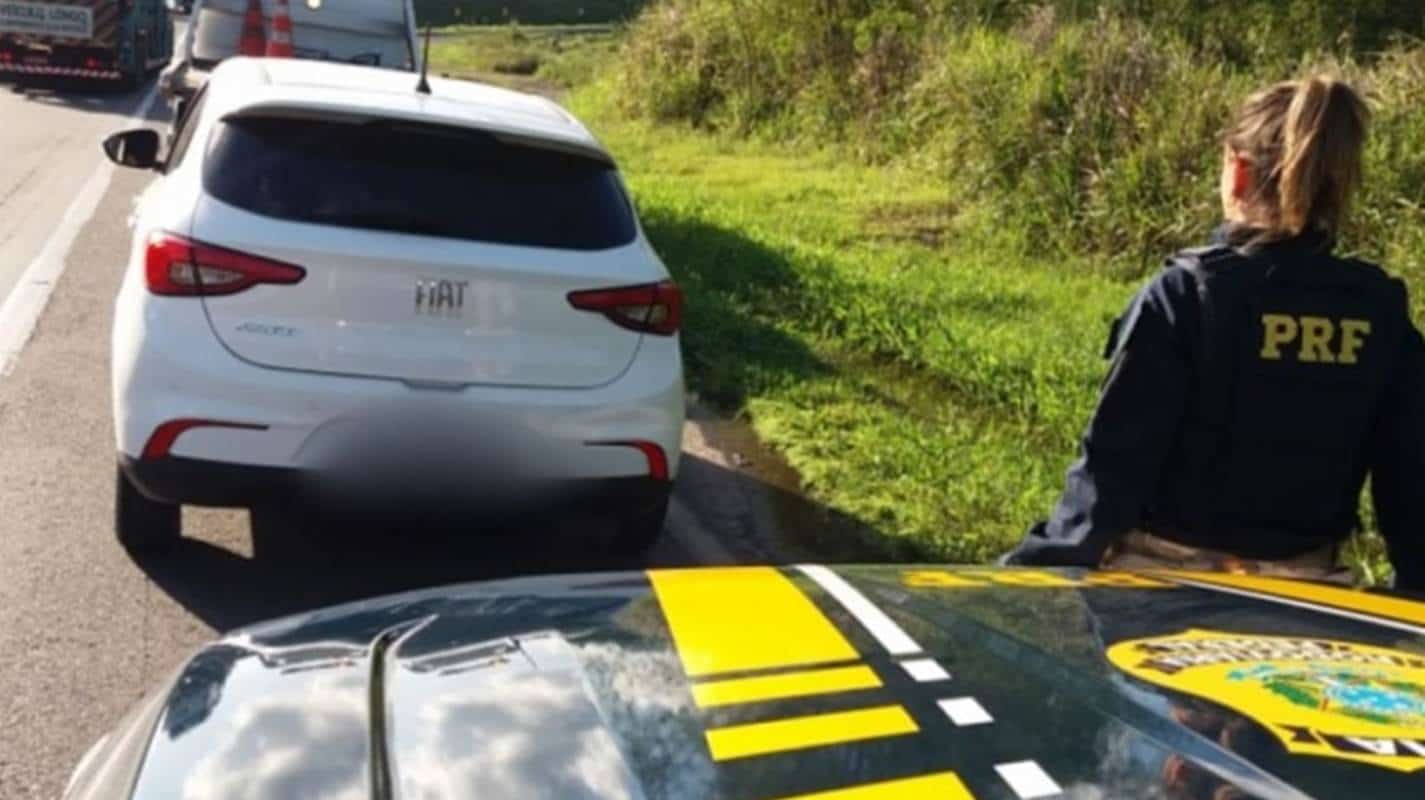 Trio com carro roubado é preso após furar pedágio em Simões Filho