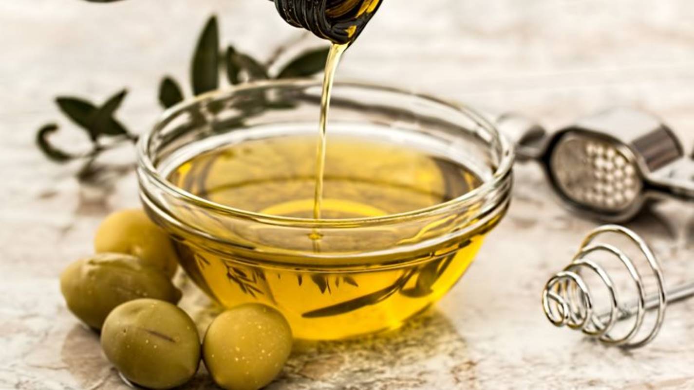 Azeite de oliva: 5 passos para aproveitar seus benefícios e ter cílios perfeitos