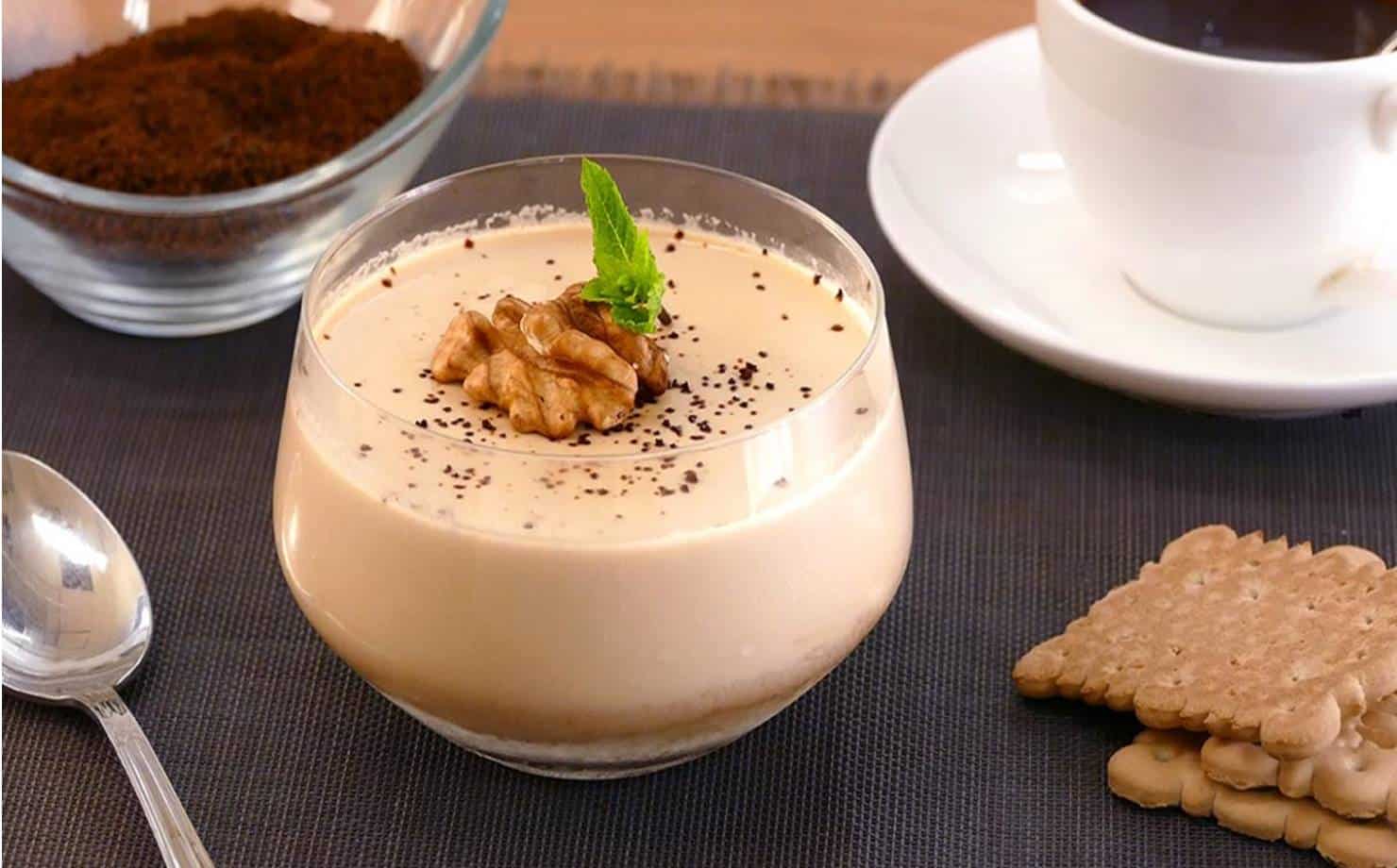Sem Forno: pudim de café com base de biscoito feito em copos individuais