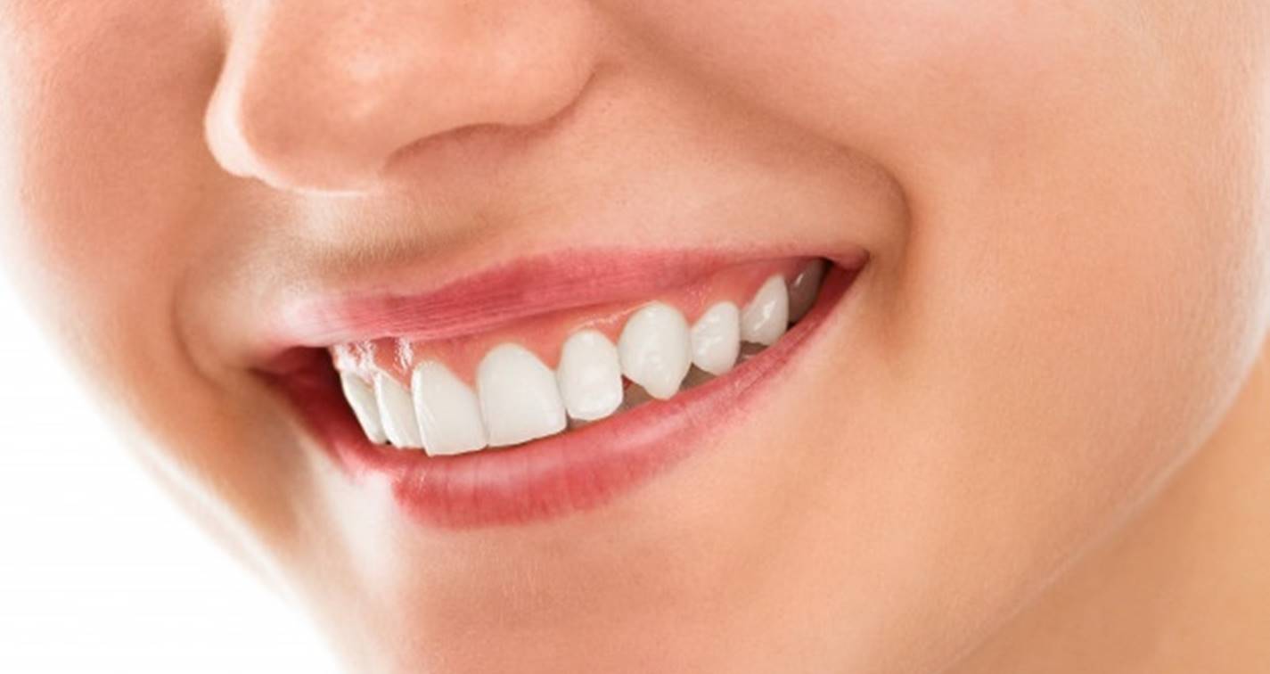 Aprenda como clarear os dentes com morangos e bicarbonato
