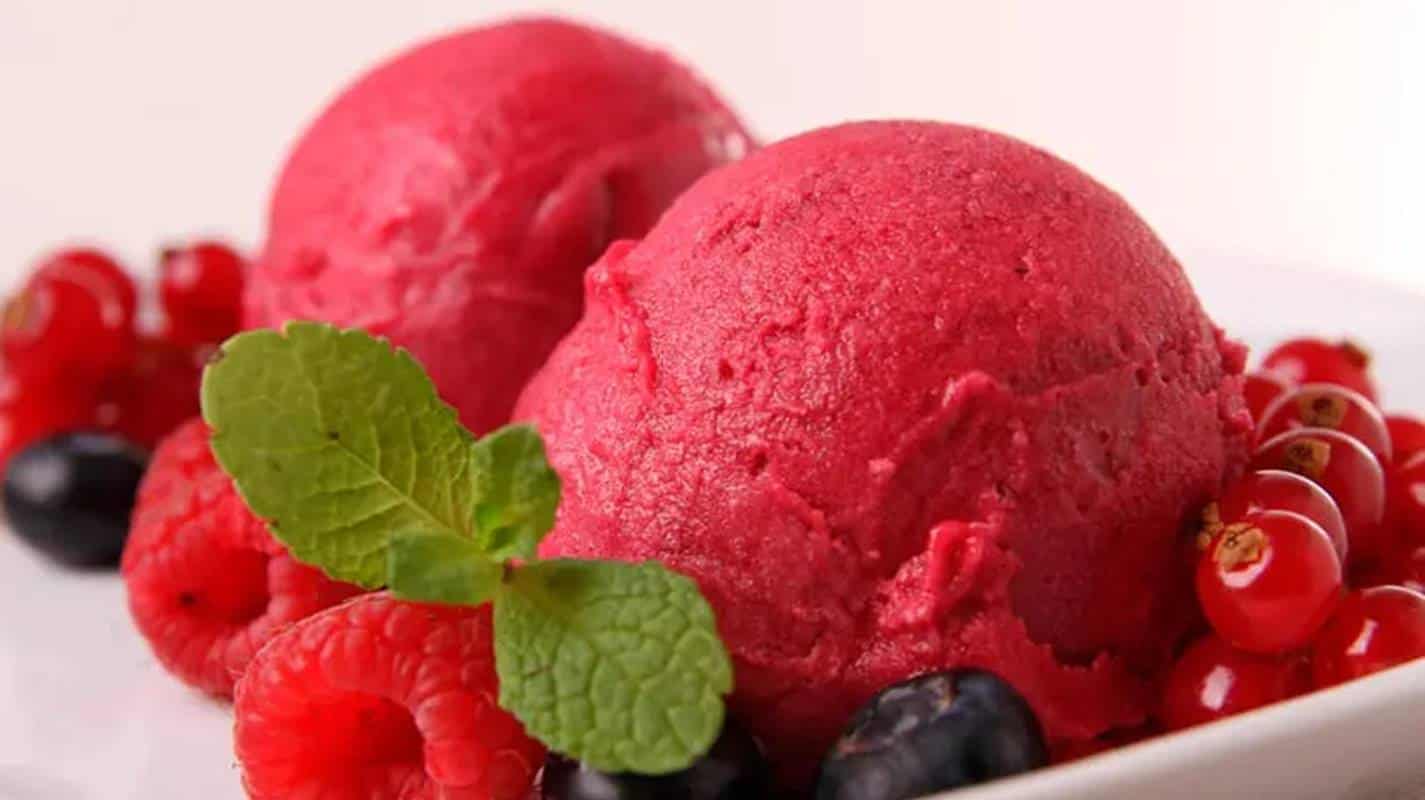 sorvete de frutas vermelhas