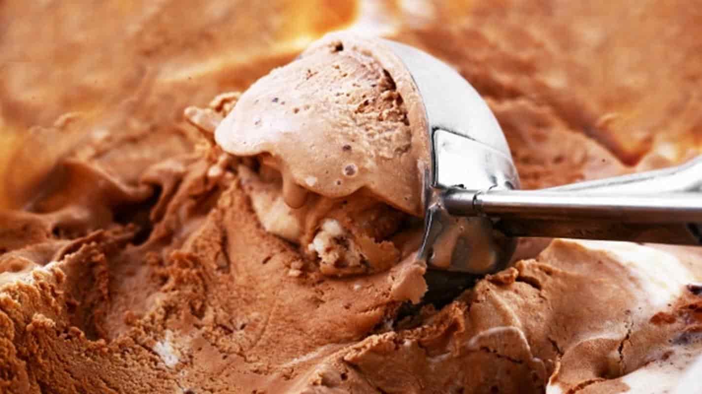 Sorvete cremoso de chocolate com apenas 4 ingredientes