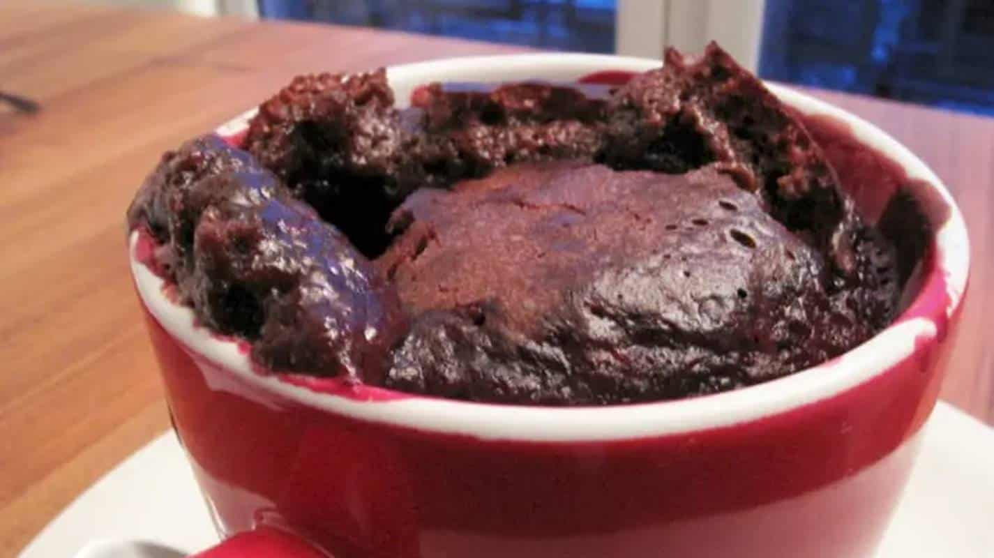 Receita fácil de bolo de chocolate em 5 minutos no micro-ondas